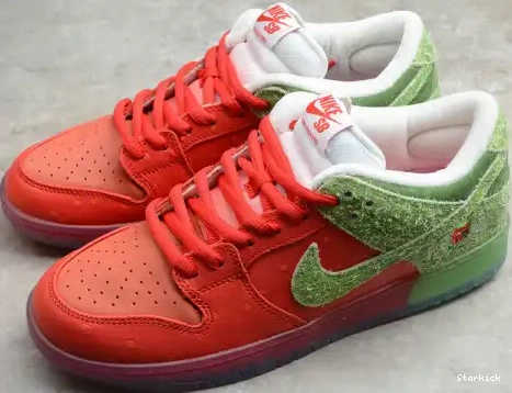 Dunk CW7093-601 Nike low"strawberry cough" SB 0606